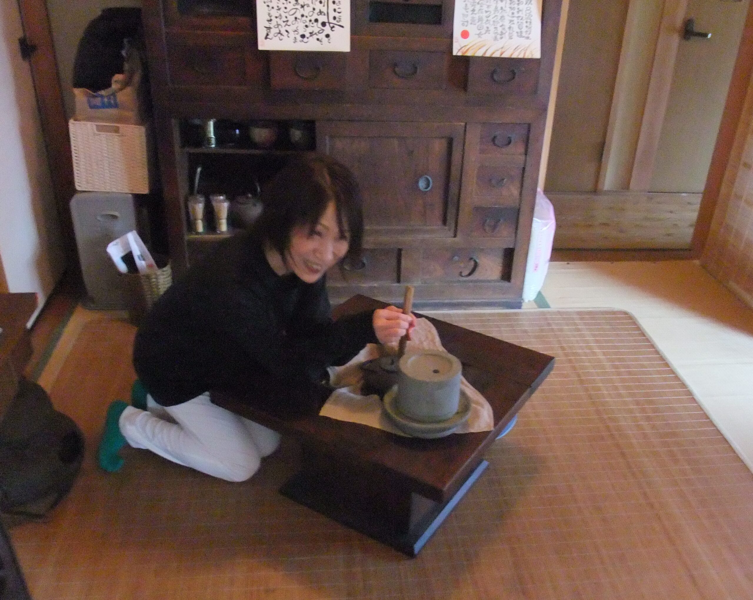 民泊・西田さんの家庭ではお茶をひく体験もできる