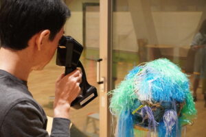 網膜投影型視覚支援デバイスによりレーザー光線を網膜に直接投影して目が見えにくい場合も見えるようにする