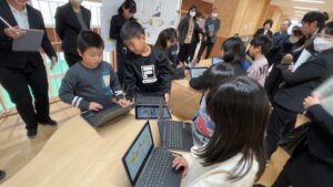 学習者用デジタル教科書を活用して話し合う様子