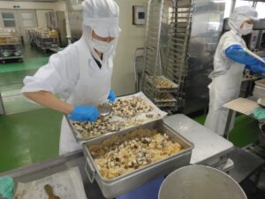 鯛飯　仕上げに焼いた身を入れる