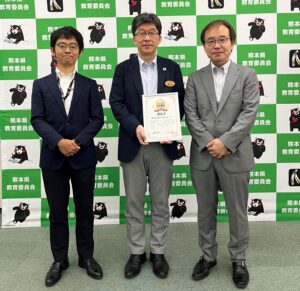 左から岸良課長、白石教育長、山本副会長