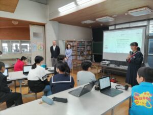 異学年・テレビ局スタッフとの学習の様子