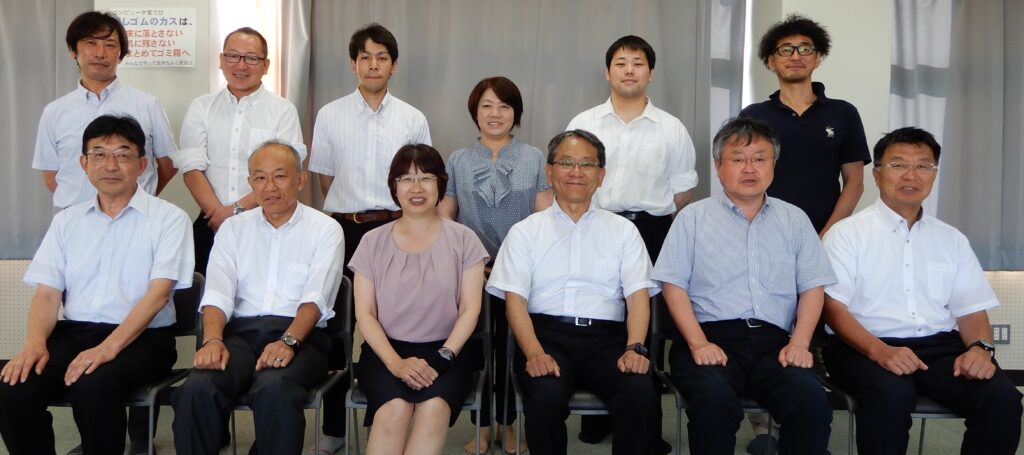 （前列）信澤泰徳・渋川西小校長、野口直樹・金島小校長、新井佐知子・金島中校長、三原一志・渋川北中元校長、名塚浩・渋川北小元校長、荒木剛・渋川北中校長（後列）若林紀・渋川北小事務長代理、福島崇公・金島小事務主事、カーン勇二・渋川西小事務主事、角田純子・渋川北中統括補佐事務長、野村利樹・金島中事務主事、室橋俊之・渋川市小中PTA連絡協議会顧問