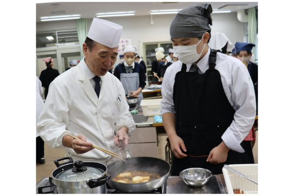 講師の鈴木氏と一緒に調理を行う