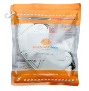 フラットメットキッズは専用収納袋付きで机にかけて保管できる