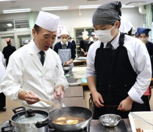 鈴木氏と一緒に生徒が調理を行った
