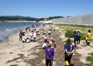 長須賀海岸を清掃する名足小の児童