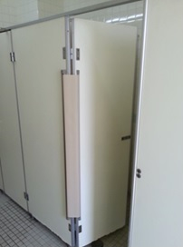 トイレのドアに「指はさまんぞう」を設置することで指はさみを防ぐ