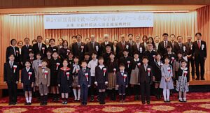 第29回｢図書館を使った調べる学習コンクール｣で入賞した表彰者。3月7日に行われた表彰式では32作品の入賞者が招かれ、受賞作品の紹介とともに表彰状が授与された