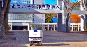 神戸市立工業高等専門学校では新配送システム開発に向けて配達を行う自律走行ロボットを用いて実証実験が行われた