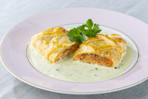 うどんのミートソースパイ包み　バジルクリームソース