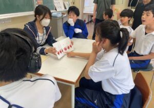 金沢大学附属特別支援学校の中学部の｢読み聞かせグループ｣の授業のようす。絵本の読み聞かせに合わせて、動作を真似する生徒の姿も見られた 