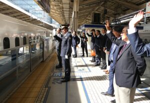 関東地区の修学旅行の第一便が修学旅行専用列車で出発