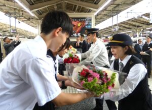 東京都の公立中学校8校が修学旅行で関西方面に向けて出発~2026年度東京都中学校修学旅行連合体輸送出発式 生徒からJJR関係者に花束を贈呈