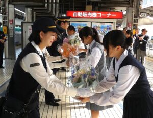 関東地区の修学旅行の第一便が修学旅行専用列車で出発~関東地区公立中学校連合 2026年度修学旅行出発式