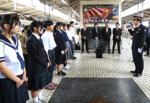 東京都の公立中学校8校が修学旅行で関西方面に向けて出発~2026年度東京都中学校修学旅行連合体輸送出発式 東京駅長があいさつ