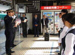 関東地区の修学旅行の第一便が修学旅行専用列車で出発 JR東海・東京駅長のあいさつ
