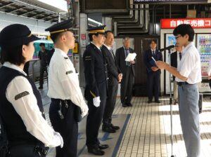 関東地区の修学旅行の第一便が修学旅行専用列車で出発 生徒代表あいさつ