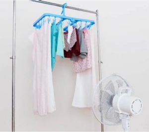 梅雨時期の衣類のニオイ対策として“こまめ洗い”や“アーチ干し”を
