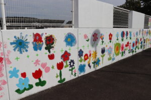 地域の方にも楽しんでもらえるようなアートを描きました