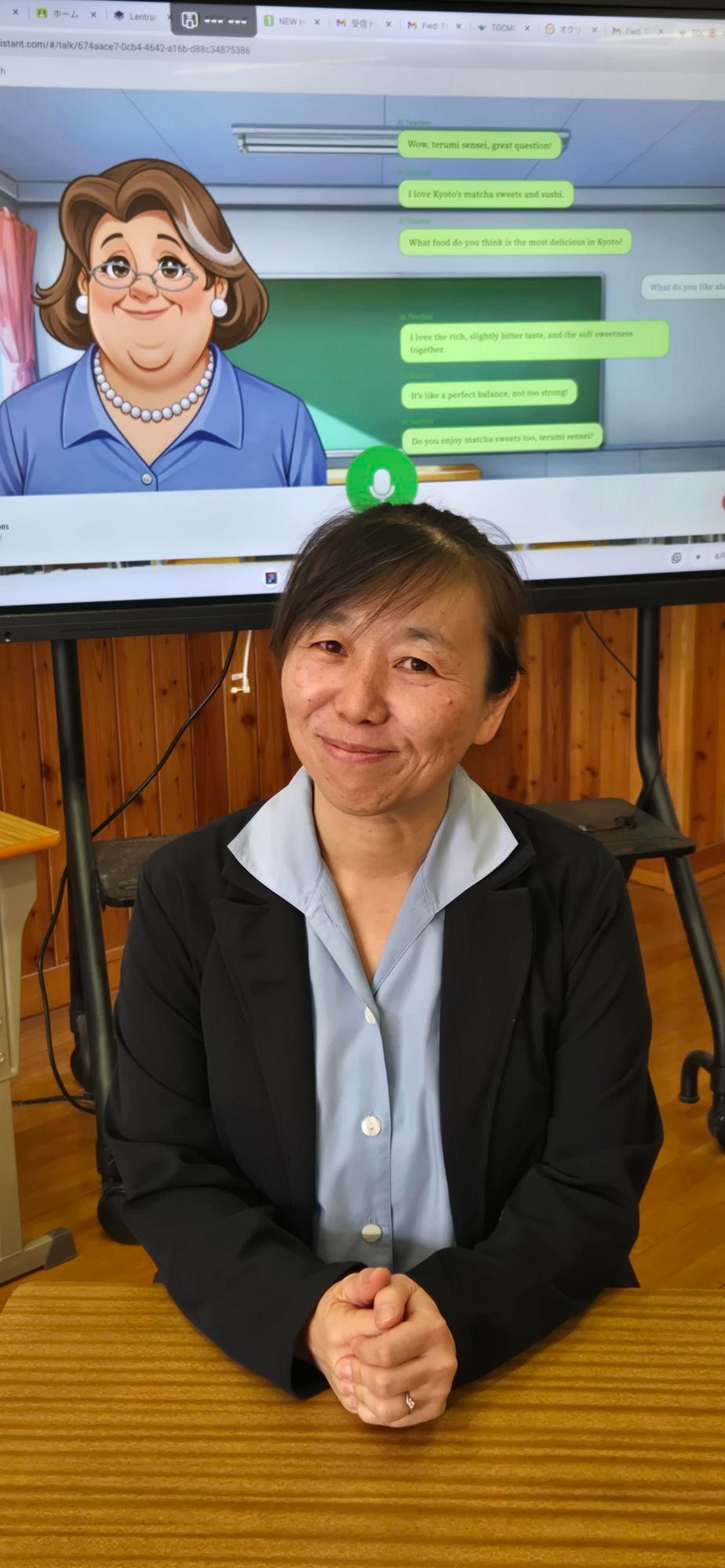 生徒に一番人気のAI講師Jen先生（56歳・英国オックスフォード出身）と折橋教諭。Jen先生はハリーポッターシリーズがお気に入り。得意料理はシェパーズパイ