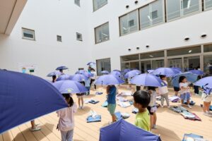 都内小学校で「こども気温教室」開催、子供の日傘活用など熱中症対策をレクチャー〜サントリー×小川×花王