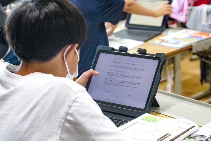 千葉県印西市、小中学校向け「生成AI導入授業パッケージ」と「児童生徒用ハンドブック」を作成　みんなのコードと協働で