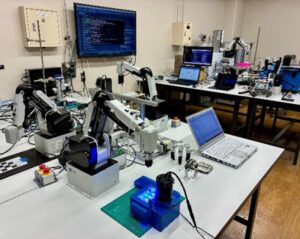 岡山大×信州大、ロボット活用による実験自動化の共同ラボを設置 革新材料開発を加速へ