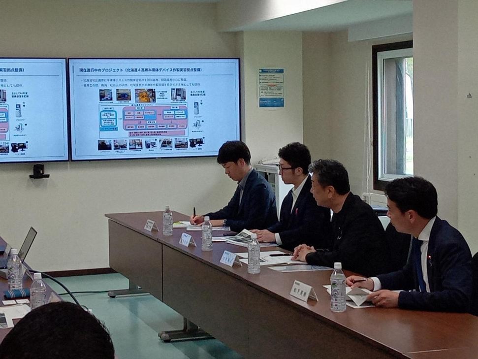 苫小牧高専、中村文部科学副大臣へ半導体教育などを説明 教育・研究活動の最前線を公開