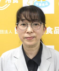 栄養教諭や学校栄養職員は、子供たちに安心で安全な給食を提供するため衛生管理に努め、効率的な調理作業を進めることが求められる。冷凍食品を学校給食に活用するメリットは、下処理済みの食材を使うことで作業効率がアップすること、必要量だけ使用できるので廃棄を減らせること、年間を通じて安定した品質を確保できる、といった点が挙げられる。例えば大量調理の現場では里芋の皮むきは大変な作業だが、冷凍であれば洗浄・解凍の後、すぐに加熱工程に移ることができる