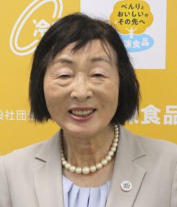 2004年に栄養教諭制度が創設されてから20年が経過した。栄養教諭は｢教育に関する資質｣と｢栄養に関する専門性｣を併せ持つ教員である、という自覚を持つ必要がある。栄養教諭の職務は、専門知識を活かした児童生徒への個別的な相談指導や、教科や特別活動における教育指導などがある。これらを実行するために、情報化も取り入れて学校給食の管理業務の効率化を図り、食に関する指導の時間を確保することが求められている。 