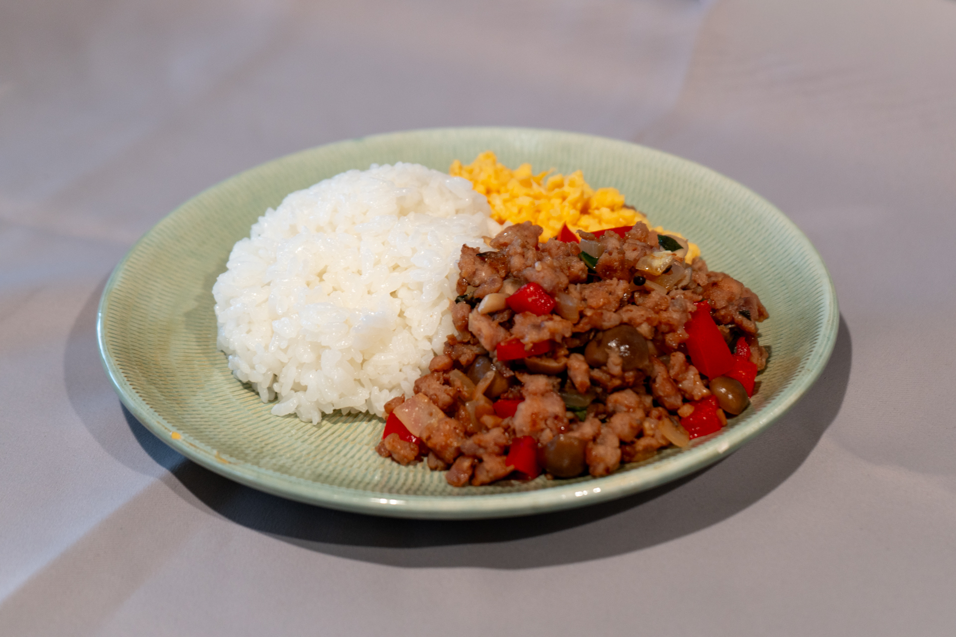 最優秀賞を受賞した「アカエイのガパオ風そぼろ丼」