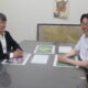まなびコーチングの筒井氏と日出学園中学校・高等学校の佐久間教頭